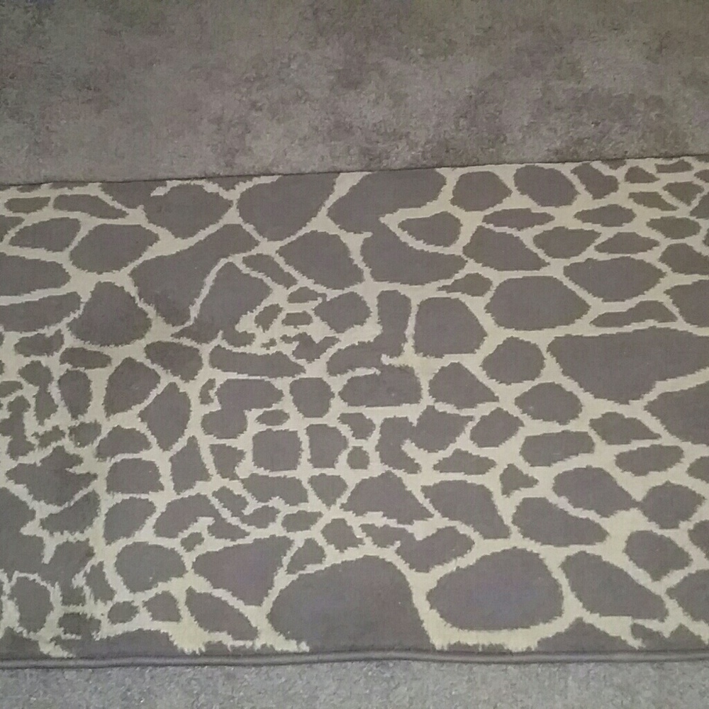 2 × 4 Giraffe Print Rug - Picture 4 of 5